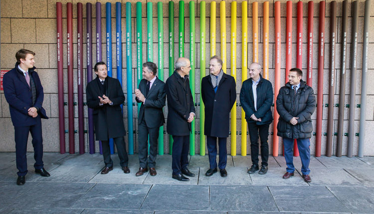 Autoritats del govern d'andorra amb la instal·lació commemorativa drets humans