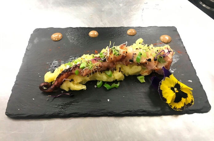 Pop a la brasa amb allioli d'all negre sobre llit de puré, del Restaurant Gustus