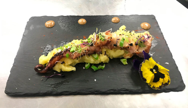 Pop a la brasa amb allioli d'all negre sobre llit de puré, del Restaurant Gustus