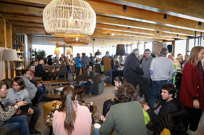 Sala plena a l'obertura Àliga Restaurant