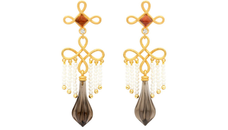 8 Arracades d’or groc de 18 Q amb quars fumé tallat, caboixó de citri i perles, de la col·lecció Knut. PVP 6083€