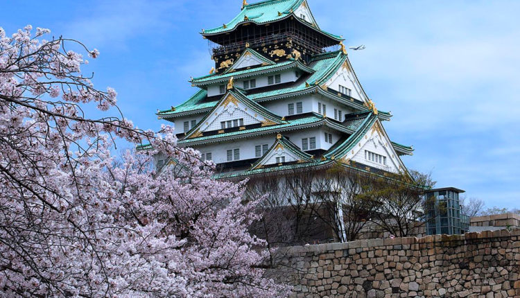 Osaka_Castle_Keep_Tower_in_201504_013