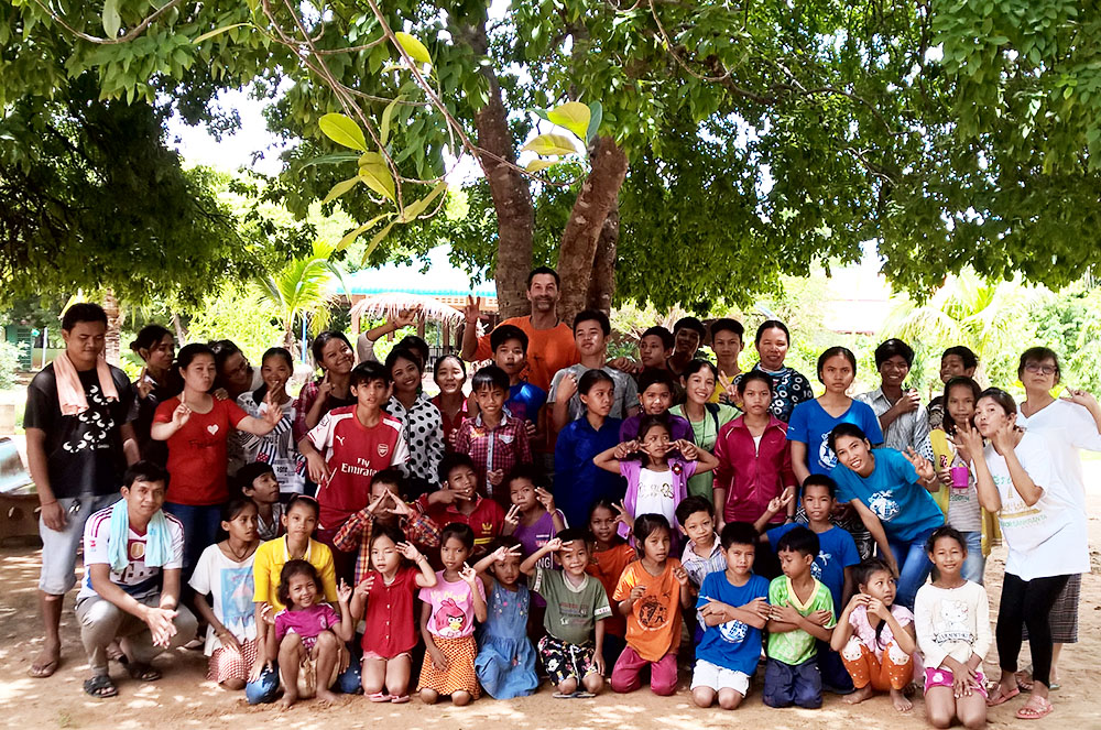 Franz Armengol amb els nens d'Infants del Món