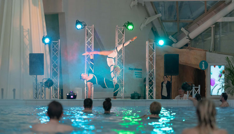 Presentació d'acrobàcies a Caldea pel seu aniversari