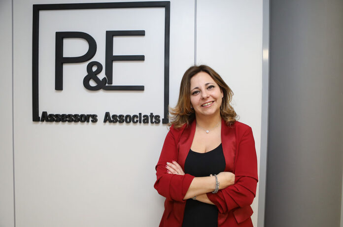 Dominic Paredes al seu despatx P&E Assessors Associats