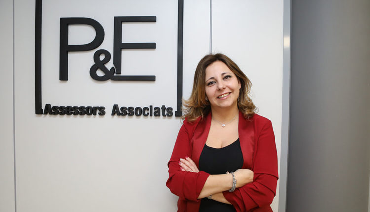 Dominic Paredes al seu despatx P&E Assessors Associats