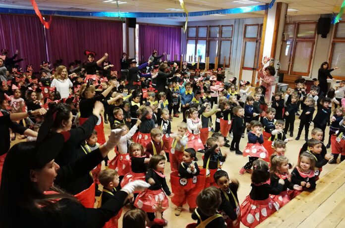 Nens gaudint del carnaval al Col·legi Mare Janer
