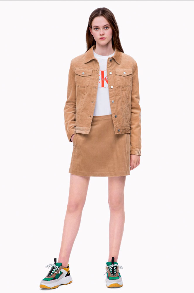 Look Calvin Klein de cos sencer per a Primavera