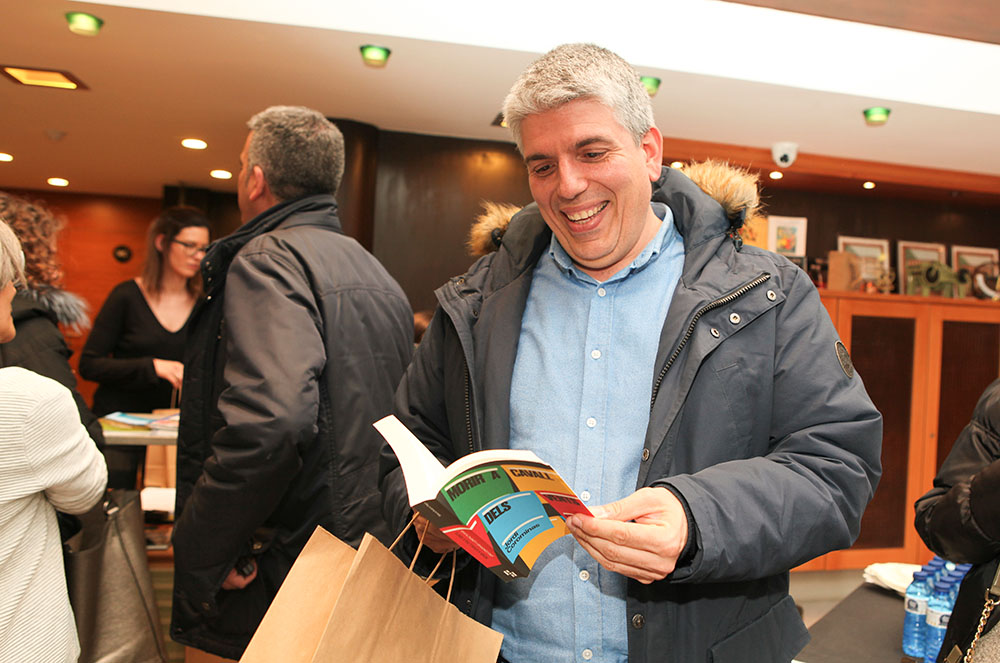 Jordi Barceló amb un llibre de ‘Morir a cavall dels vents’