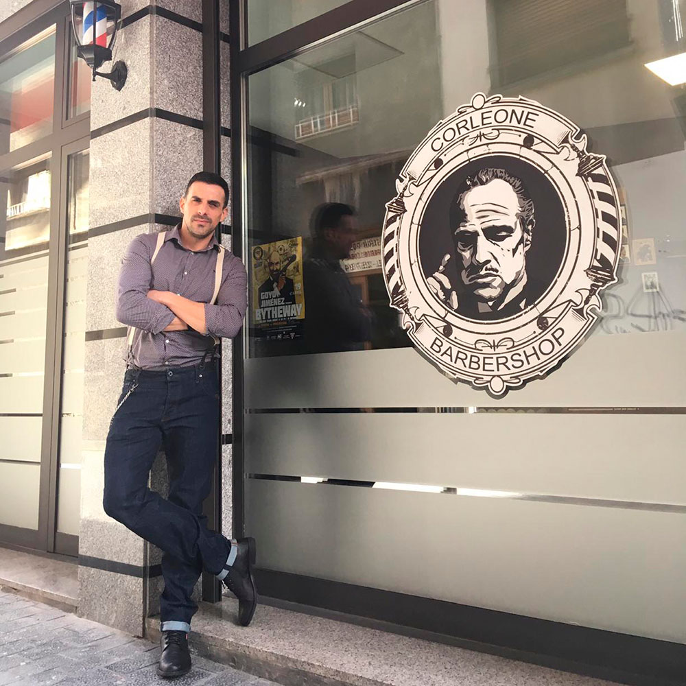 Sergio Fernandes a la façana de Corleone Barber Shop