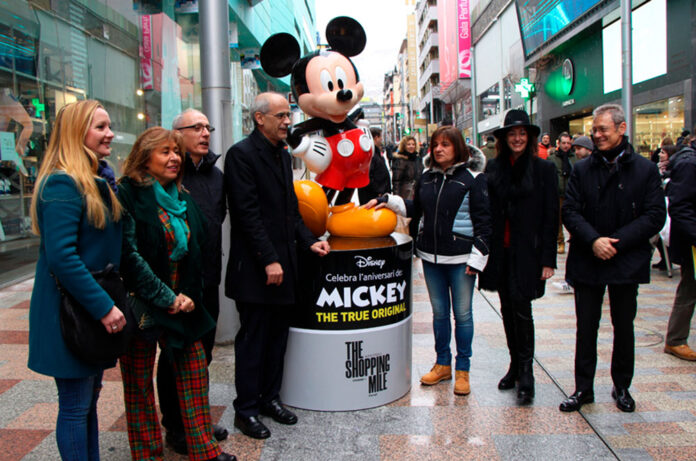 The Shopping Mile amb les figures de Mickey Mouse