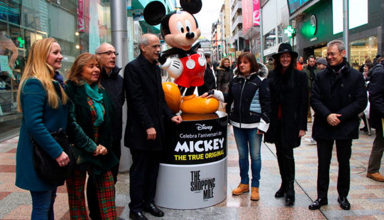 The Shopping Mile amb les figures de Mickey Mouse