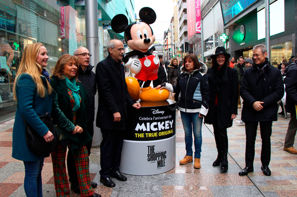 The Shopping Mile amb les figures de Mickey Mouse