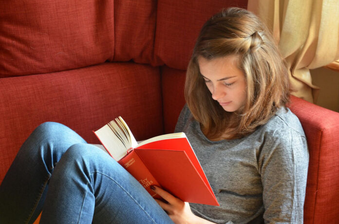 Noia llegint llibres