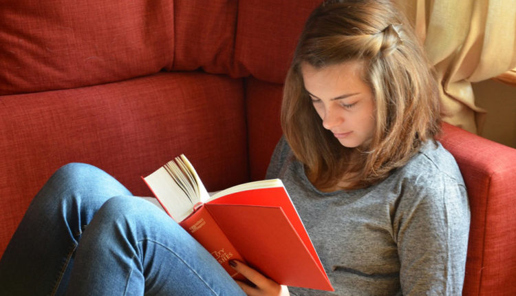 Noia llegint llibres