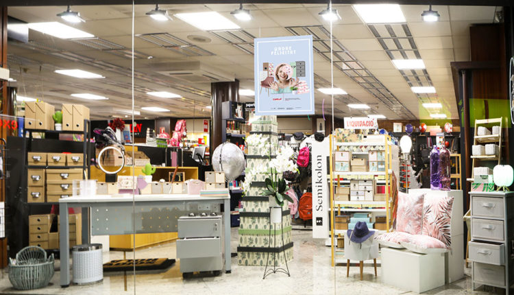 Façana de Carlin Andorra amb cartell promocional