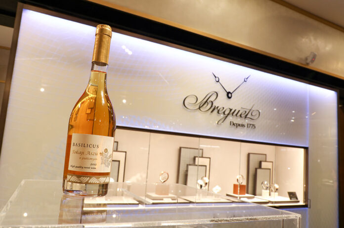 Ambolla de Basilicus a l'espai de Breguet a The Embassy