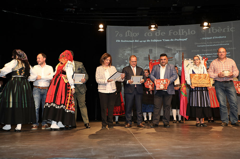 Autoritats a la presentació de folklore ibèric