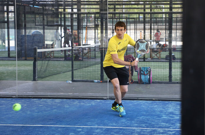 Jugador de la categoria masculina a l'Open Pàdel Financera d'Assegurances
