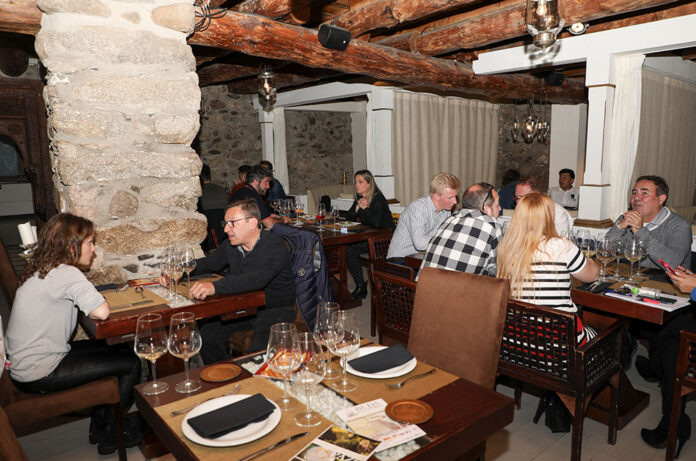 Sala plena al maridatge del Buda Gastro
