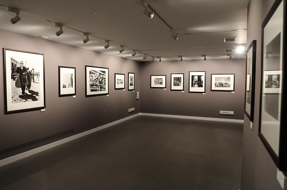 Sala d'exposicions del museu del tabac amb fotos de Robert Capa