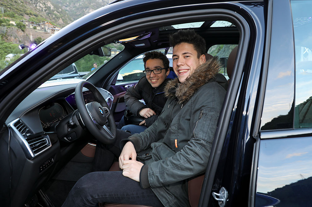 Nois provant un cotxe a l'Afterwork Pyrénées Motors