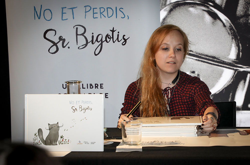 Carol Garrido amb el llibre No et perdis, Sr. Bigotis