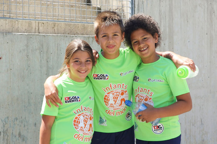 Nens amb samarretes Infants del Món