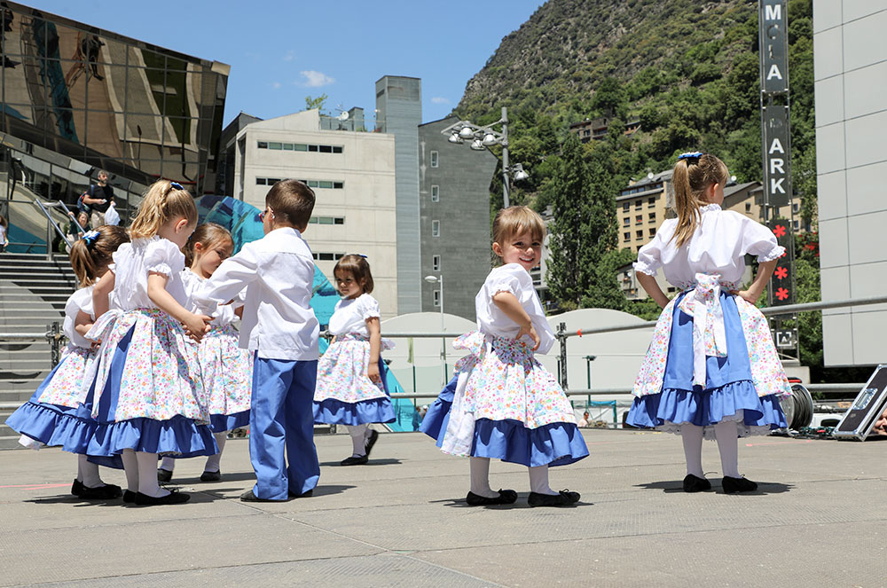 Nens ballant a la Festa de la Parròquia d'Escaldes-Engordany