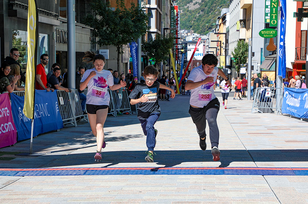 Nens travessant la línia de meta a la Cursa de la Dona 2019