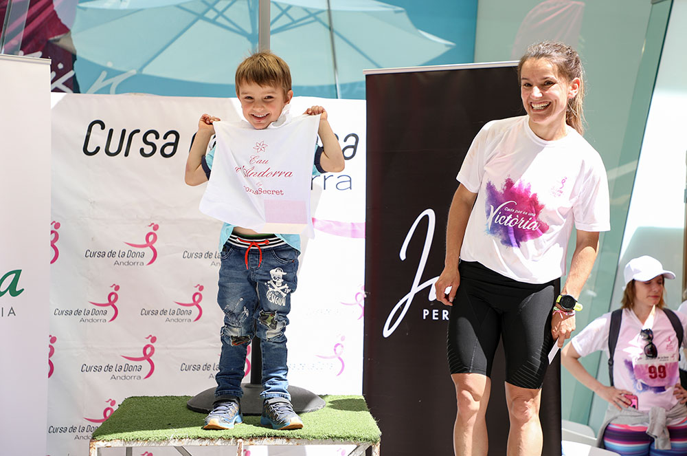 Yolanda Castillejo i el seu nen al Podi de la cursa de la dona 2019