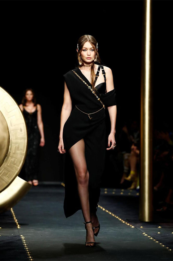 Emily Ratajkowski durant la desfilada de Versace.