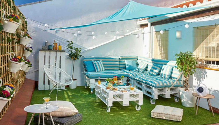 Terrassa amb toldo i palés de color blau fluix