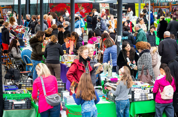Llibreters a la diada de Sant Jordi d'Andorra la Vella