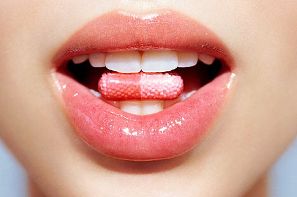 Llavis d'una noia aguantant amb les dents un nutribroncejador