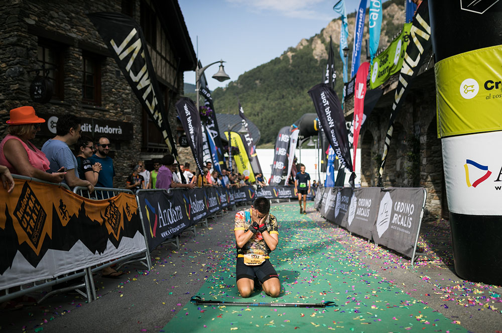 Arribada d'un corredor a la meta de l'Andorra Ultra Trail Vallnord