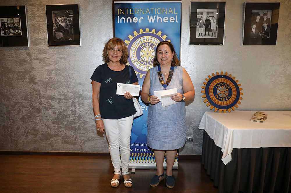 Inner Wheel Andorra fent entrega de donatius