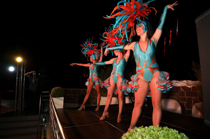 Ballarines de Cabaret a la festa de Caldea
