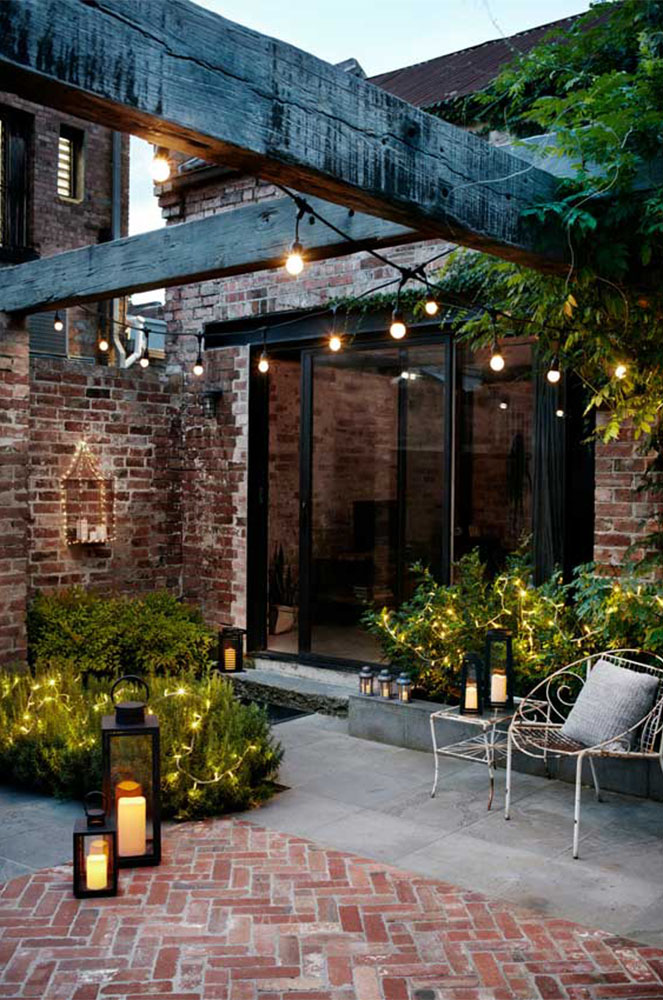 Terrassa il·luminada amb fanalets