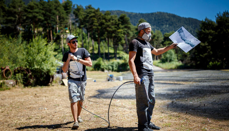 ART, LANDART, BEYOND WALLS, SAYPE, TOUR EIFFEL, GREEN ART, STREET ART, CONTEMPORARY ART, URBAN ART, PAINT, GRASS, HANDS, CHAINE, HUMAINE,