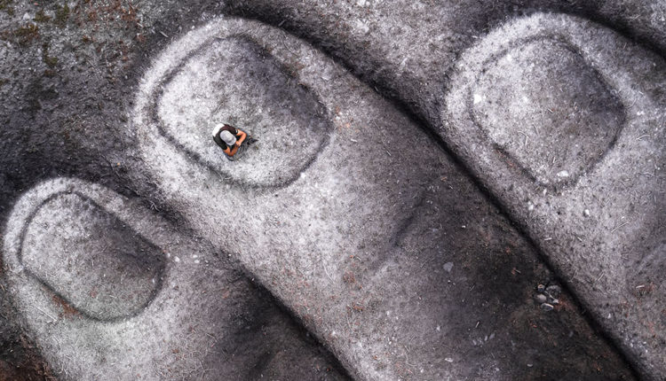 ART, LANDART, BEYOND WALLS, SAYPE, TOUR EIFFEL, GREEN ART, STREET ART, CONTEMPORARY ART, URBAN ART, PAINT, GRASS, HANDS, CHAINE, HUMAINE,