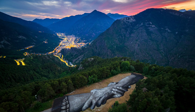 ART, LANDART, BEYOND WALLS, SAYPE, TOUR EIFFEL, GREEN ART, STREET ART, CONTEMPORARY ART, URBAN ART, PAINT, GRASS, HANDS, CHAINE, HUMAINE,