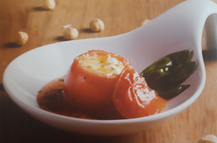 Cuines d'aquí: omàquet farcit de formatge cremòs sobre el seu gaspatxet