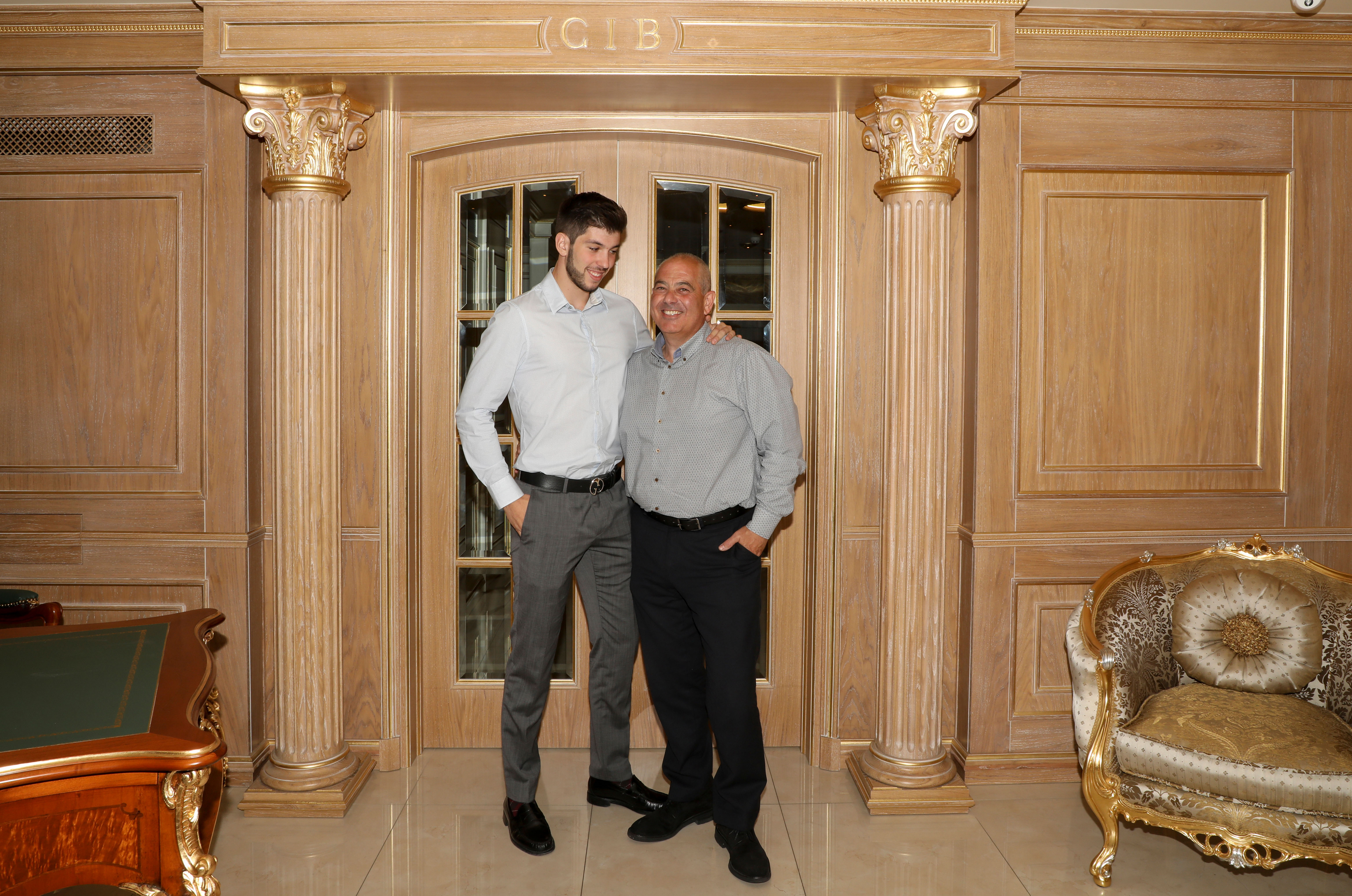 Álvaro Castillo i el seu pare, al despatx