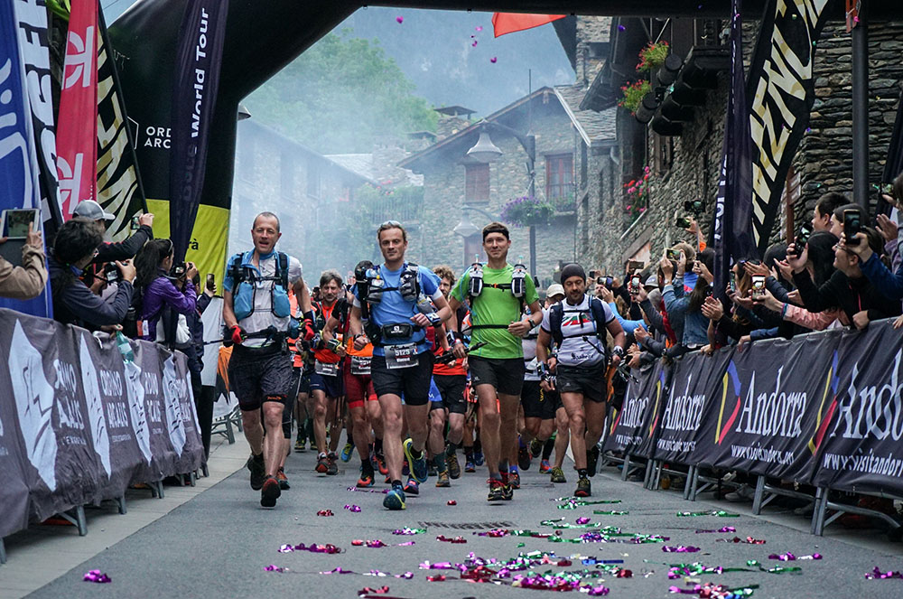 Atletes al poble d'ordino Andorra Ultra Trail Vallnord