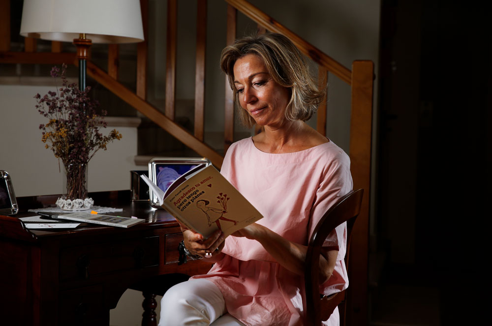 Ester Fenoll, llegint a casa seva