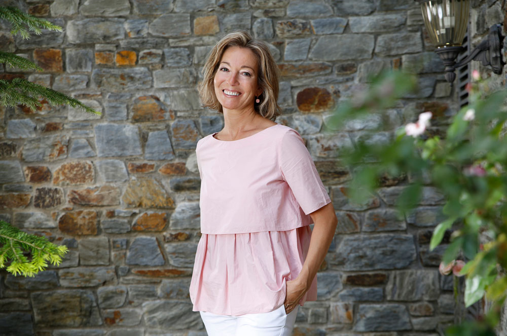 Ester Fenoll, al jardí de casa seva