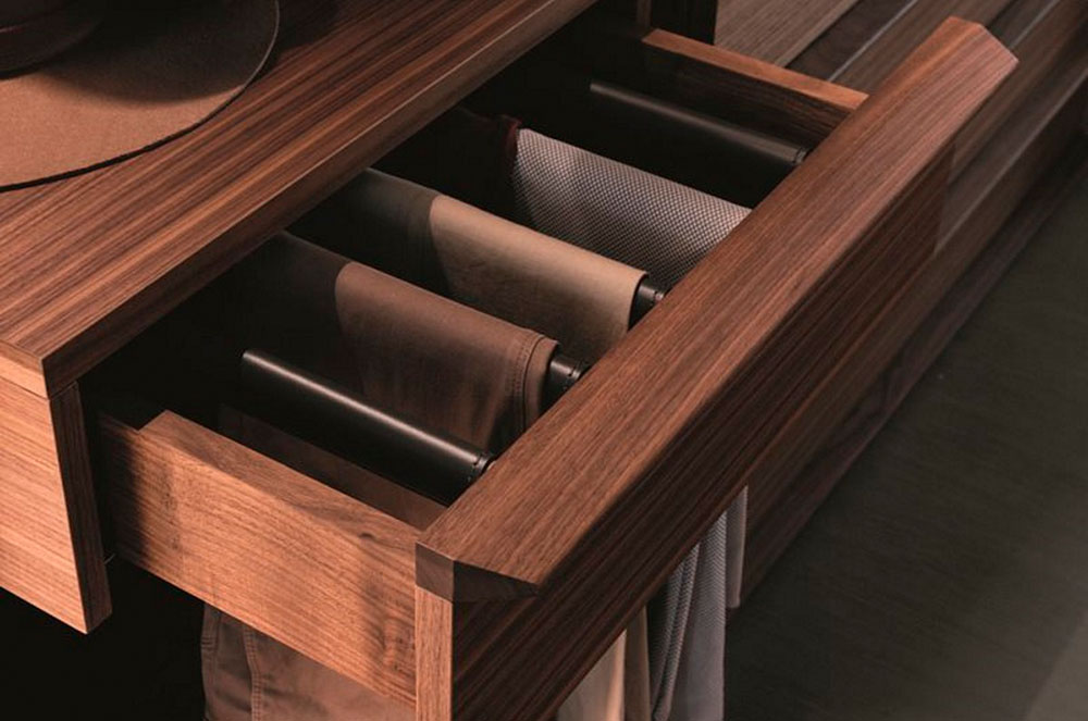 Armari amb organitzadors de pantalons