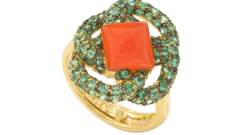 3 Anell d’or groc de 18 Q, nus celta, amb pavé de maragdes i caboixo de cornalina, de la col.lecció Knut. PVP 5496€