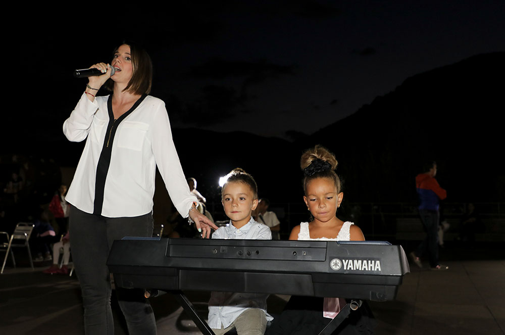 Maria Tersa cantant a la Desfilada Moda y Arte